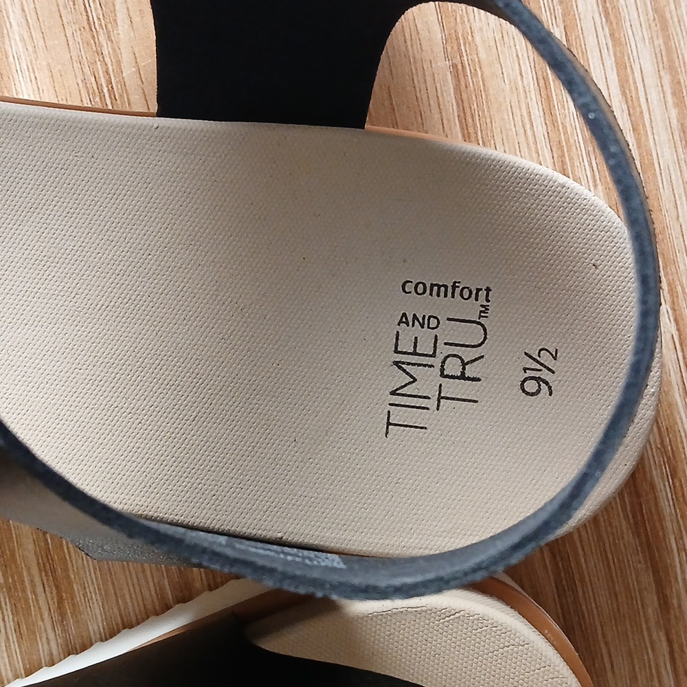 Time and Tru Women's 9.5 Comfort Sandal - Picture 9 of 10